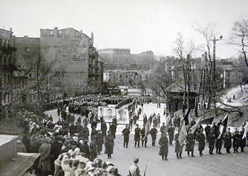 &laquo;Харьков освободили, это что &mdash; не подарок?&raquo;: внук генерала Ватутина &mdash; о семейных историях и об увековечивании памяти