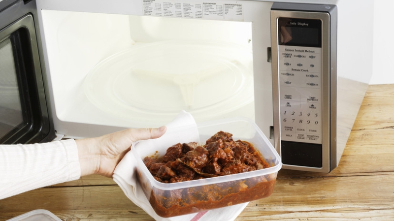 Химик назвал неожиданные последствия нагревания еды в пластиковом контейнере