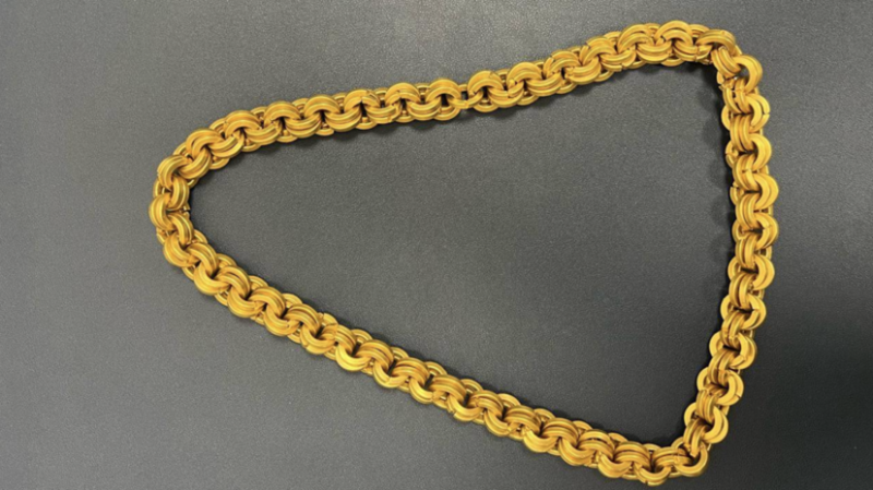 Иностранец пытался вывезти из России золотую цепь весом 2 кг за 8,6 млн рублей