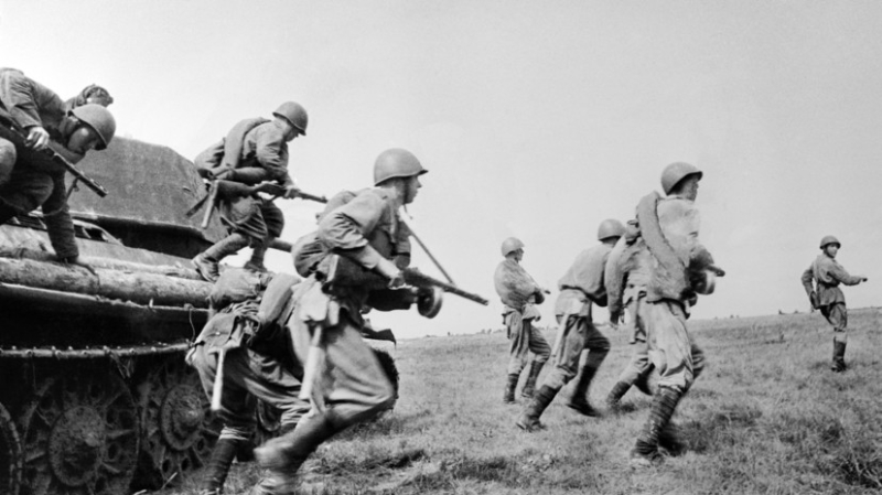 Историк Кнутов назвал победу СССР в Курской битве началом перелома хода войны