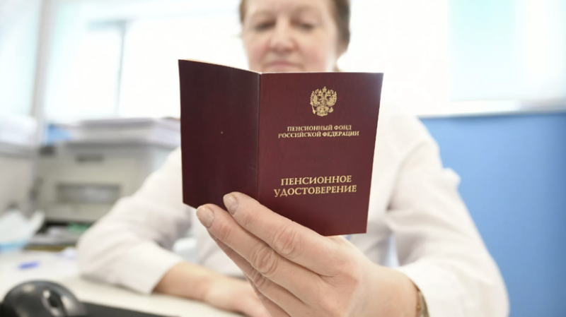 «Известия»: около 7,3 млн пенсионеров в России получат надбавку к пенсии