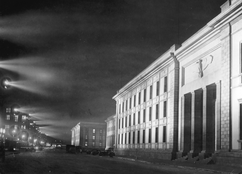 Яд и контрольный в голову: ФСБ опубликовала архивные документы о смерти Гитлера