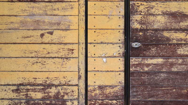 Юристы: глухие заборы на дачах в России могут привести к штрафам