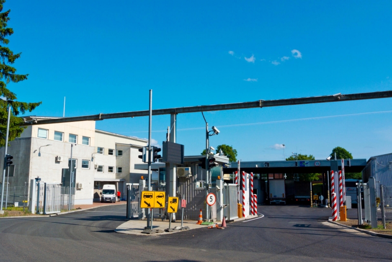 &laquo;Ключевой фактор &mdash; политический&raquo;: зачем страны Прибалтики и Польша ввели запрет на въезд россиян