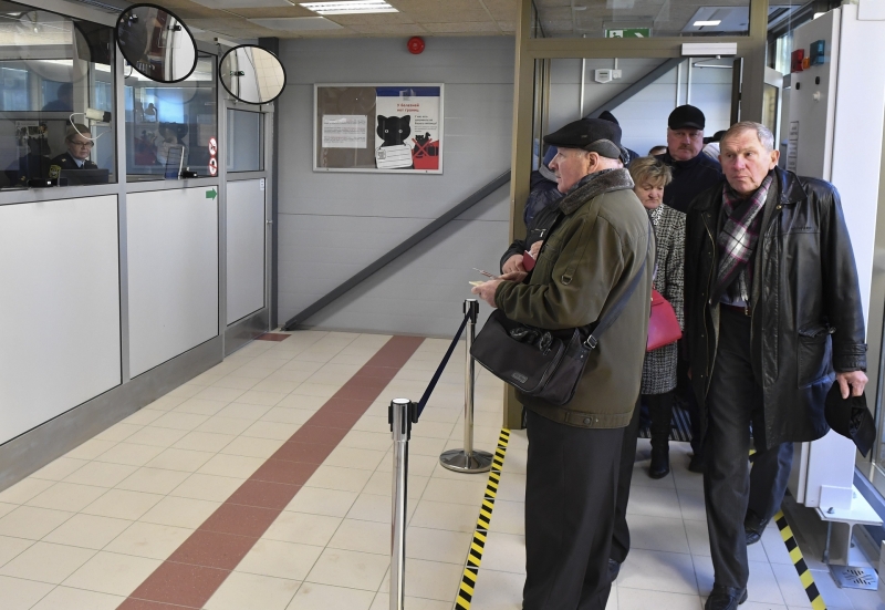 &laquo;Ключевой фактор &mdash; политический&raquo;: зачем страны Прибалтики и Польша ввели запрет на въезд россиян