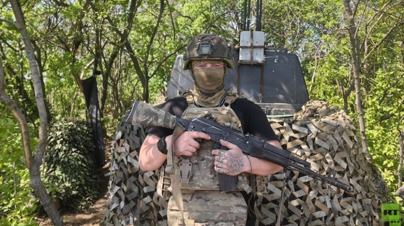 &laquo;Когда подпишут мир, я останусь в армии&raquo;: корреспондент RT поговорила с бойцами, штурмующими Часов Яр