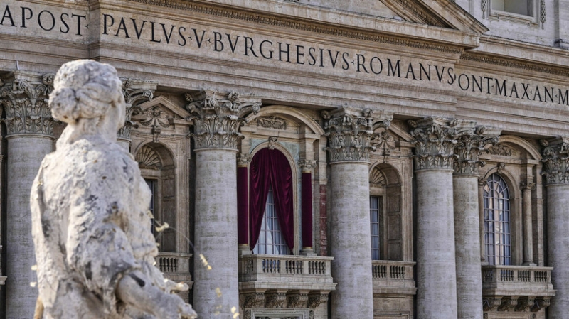 Конклав не избрал нового Папу Римского в первом туре голосования в Ватикане