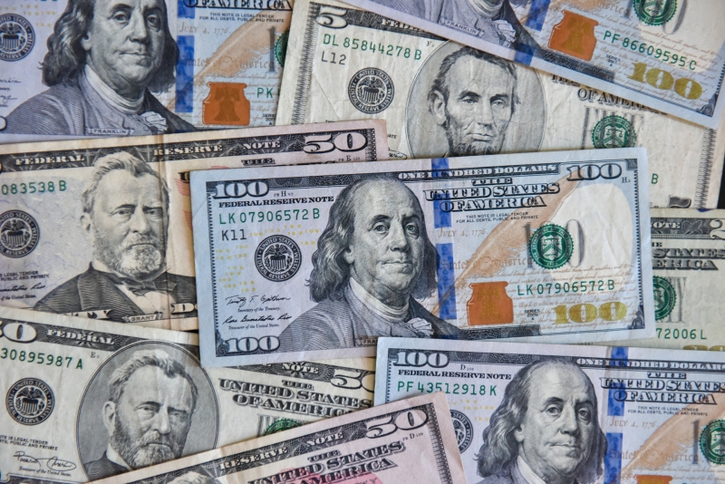 «Ковбойские деньги»: почему западные инвесторы стали чаще переводить средства в Россию в обход санкций