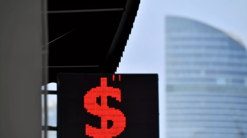 Курс доллара опустился ниже 62 рублей