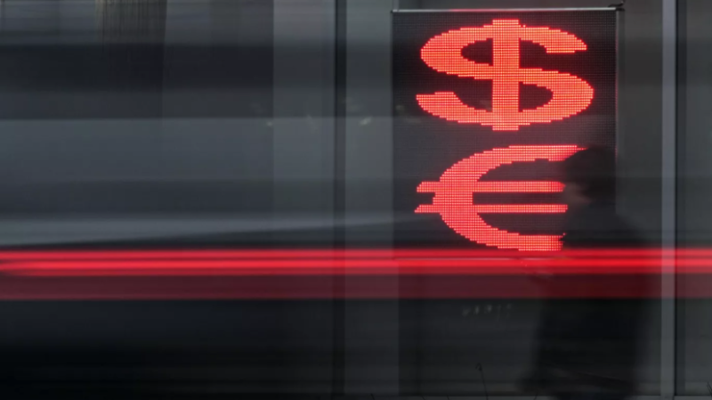 Курс евро поднялся выше 90 рублей