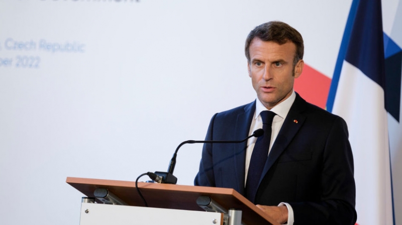 Макрон заявил, что намерен продолжать звонить Путину