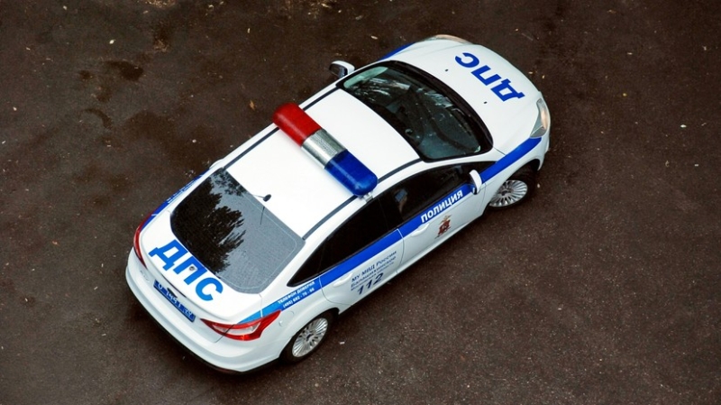 Машина сбила пешехода, снесла столб и врезалась в здание в центре Москвы