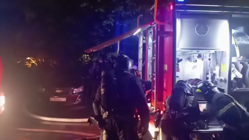 МЧС: пожар охватил 100 квадратных метров в жилом доме на юго-западе Москвы