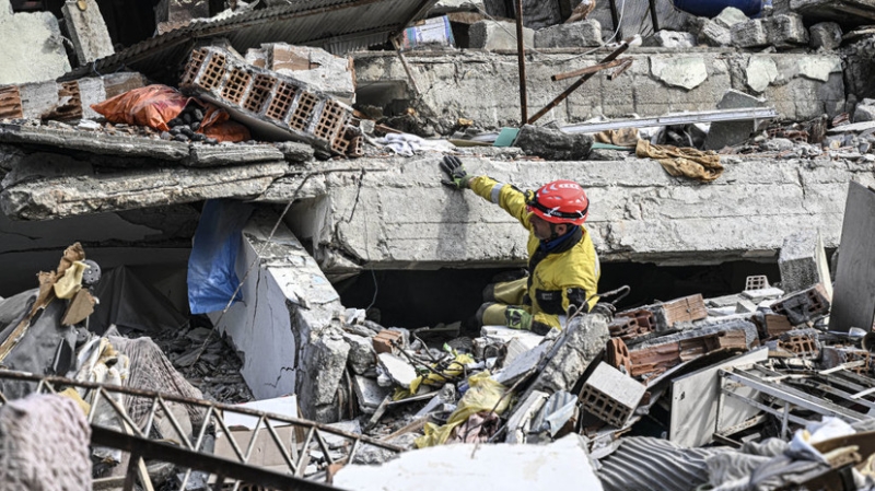 МИД: спасатели из Азербайджана извлекли из-под завалов в Турции живыми 50 человек