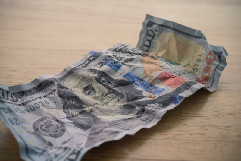 На фоне геополитической неопределённости и ослабления доллара: цены на золото обновили исторический максимум