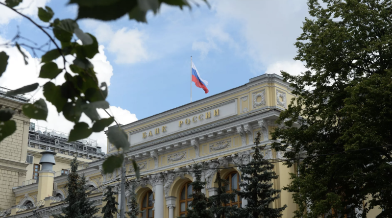 На фоне крепкого рубля и высокой ставки: годовая инфляция в России замедлилась впервые с октября 2024-го