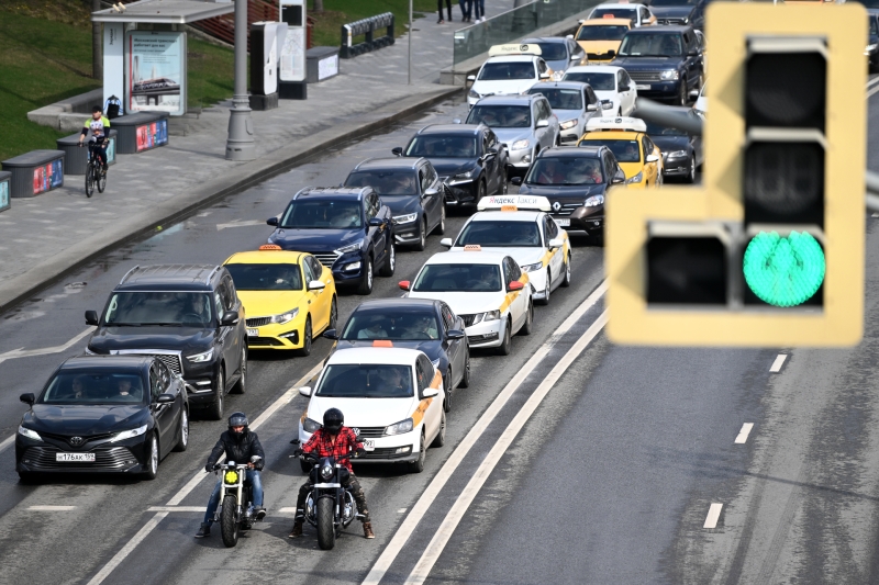 На разных скоростях: оптовые цены на бензин в России обновили рекорд на фоне стабильной ситуации в рознице