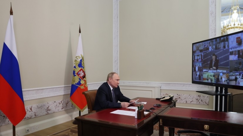&laquo;Надо подумать, как выстраивать систему&raquo;: Путин заявил о необходимости улучшения оплаты труда медиков