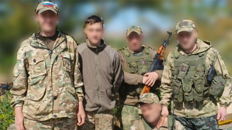 &laquo;Наперегонки с дронами&raquo;: военнослужащий рассказал RT, как спас раненого товарища и помог ему избежать ампутации ноги