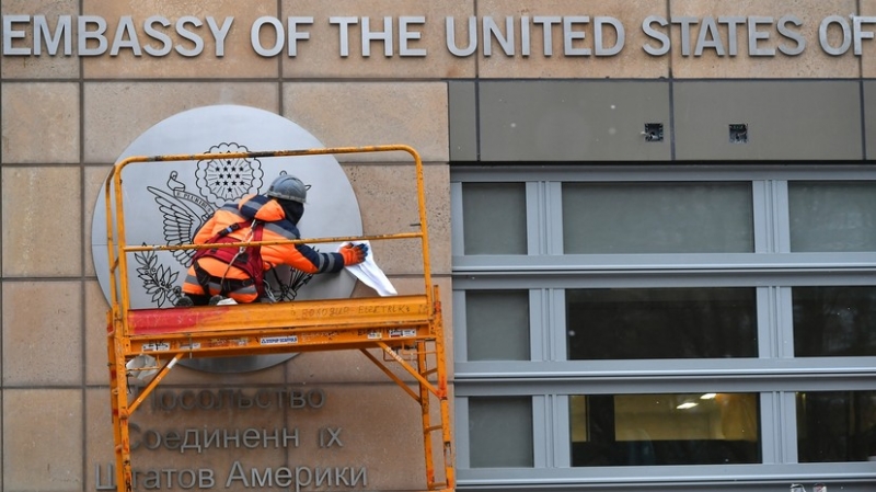 «Настоящий ад»: Захарова прокомментировала решение Госдепа США по визам для граждан России