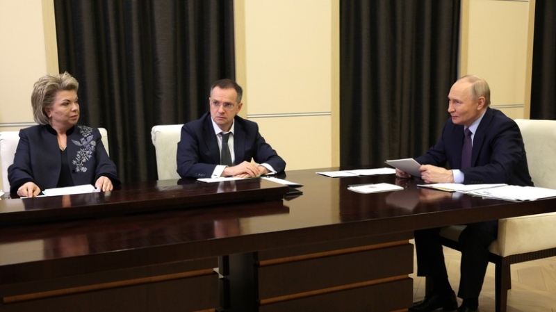 &laquo;Не обогащают, а засоряют наш язык&raquo;: Путин призвал избавляться от вульгарных и механических иностранных заимствований