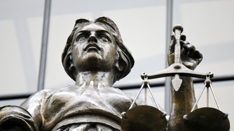 &laquo;Независимо от факта совместного проживания&raquo;: Верховный суд РФ обязал родителей оплачивать за детей счета ЖКХ