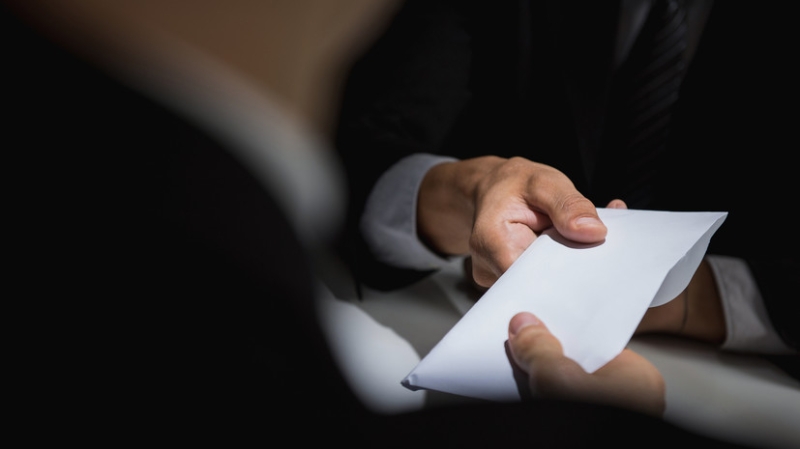 &laquo;Никакого противоречия&raquo;: как сотрудник Фонда борьбы с коррупцией покрывал осуждённого за коррупцию родственника