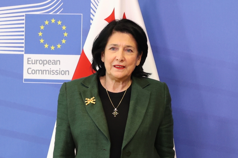 &laquo;Новый прецедент&raquo;: зачем президент Грузии пригласила в страну Макрона после принятия законопроекта об иноагентах