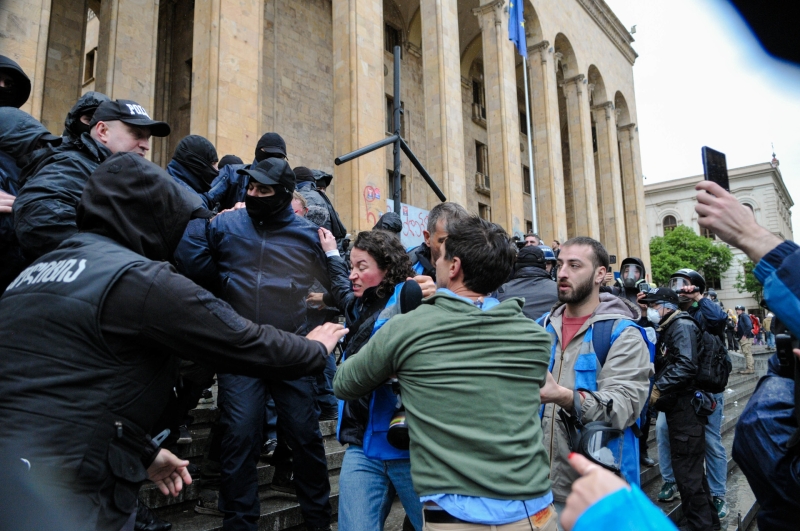 &laquo;Новый прецедент&raquo;: зачем президент Грузии пригласила в страну Макрона после принятия законопроекта об иноагентах