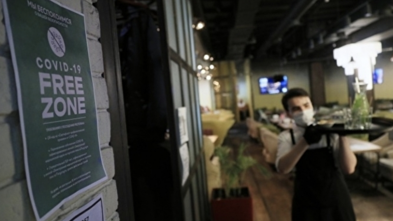 «Нужны меры борьбы с этими жуликами»: в Кремле обеспокоены подделкой сертификатов о вакцинации и QR-кодов