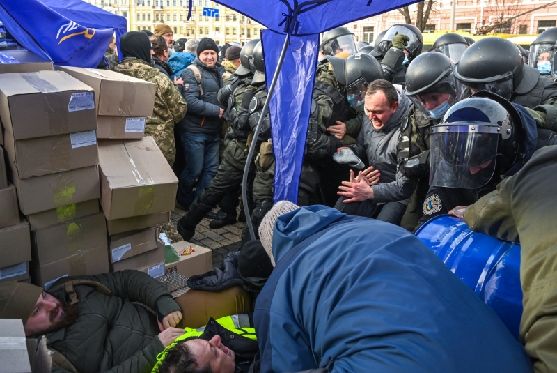 Обязали сдать загранпаспорт: суд Киева избрал Петру Порошенко меру пресечения по делу о госизмене