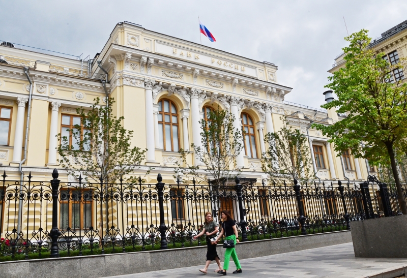 «Обстановка складывается благоприятно для рубля»: почему курс доллара опустился рекордно за четыре месяца