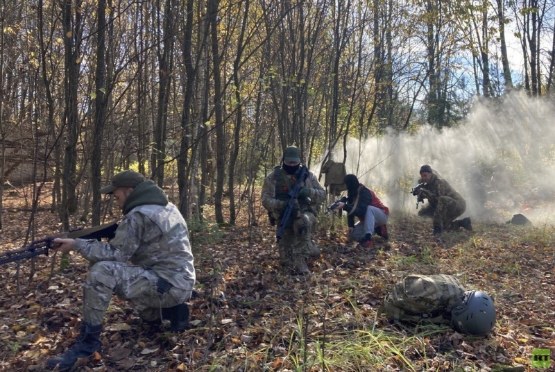 «Обучаем приоритетным навыкам»: среди россиян растёт популярность курсов начальной военной подготовки