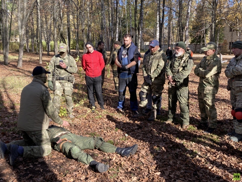 «Обучаем приоритетным навыкам»: среди россиян растёт популярность курсов начальной военной подготовки