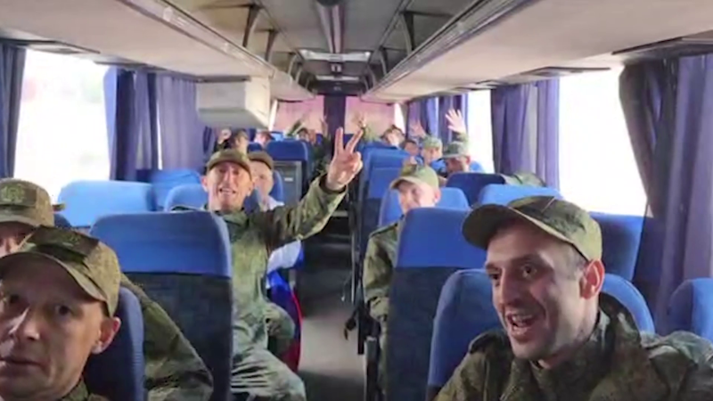 «Очень рад, что дома. На своей, русской земле»: из украинского плена вернулась вторая группа российских бойцов
