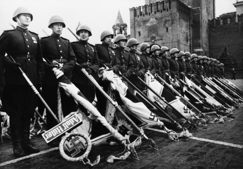 «Очень точно понимал символическое значение»: как военкор Евгений Халдей сделал главное фото Победы