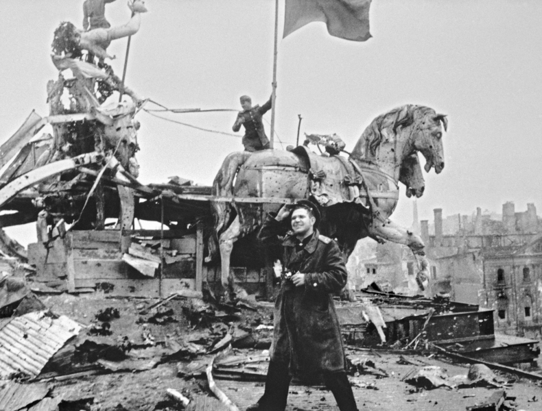 «Очень точно понимал символическое значение»: как военкор Евгений Халдей сделал главное фото Победы