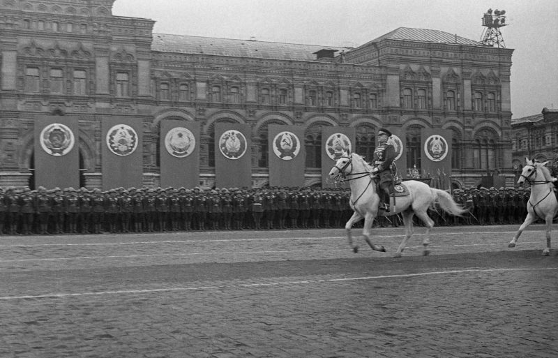 «Очень точно понимал символическое значение»: как военкор Евгений Халдей сделал главное фото Победы