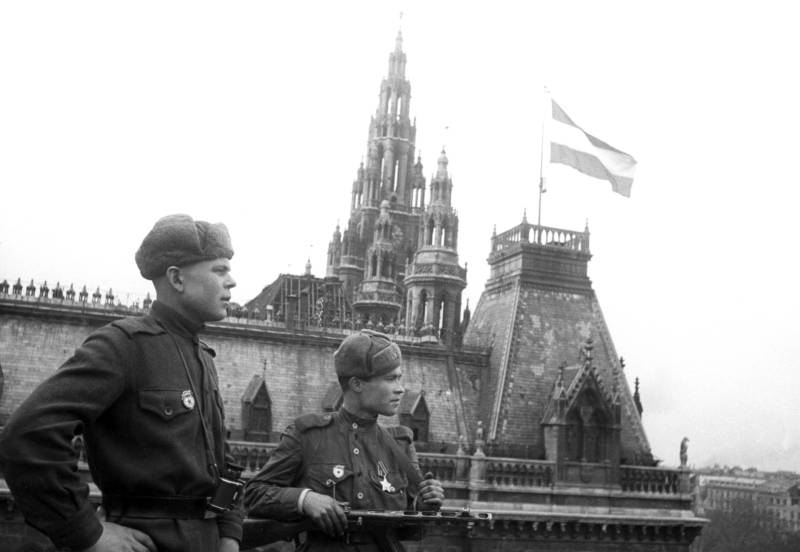 «Очень точно понимал символическое значение»: как военкор Евгений Халдей сделал главное фото Победы