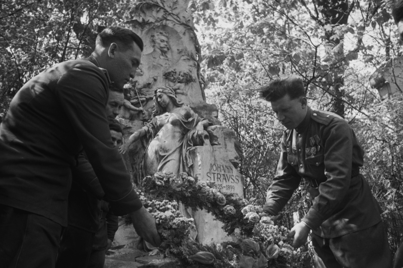 «Очень точно понимал символическое значение»: как военкор Евгений Халдей сделал главное фото Победы