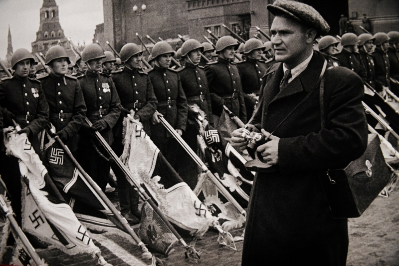 «Очень точно понимал символическое значение»: как военкор Евгений Халдей сделал главное фото Победы