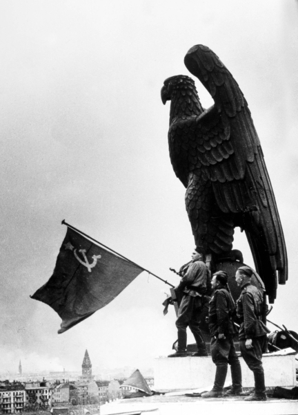 «Очень точно понимал символическое значение»: как военкор Евгений Халдей сделал главное фото Победы