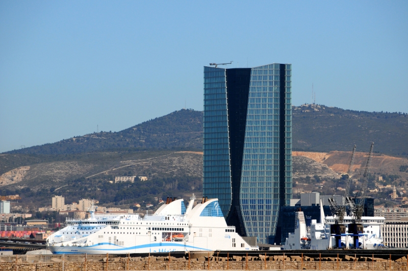 Одиннадцать друзей Макрона: как французские олигархи берут под контроль ключевые сферы экономики Украины