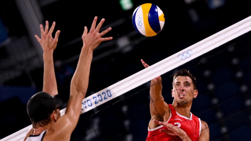 Одни за всех: волейболисты-пляжники Красильников и Стояновский пробились в полуфинал Олимпиады