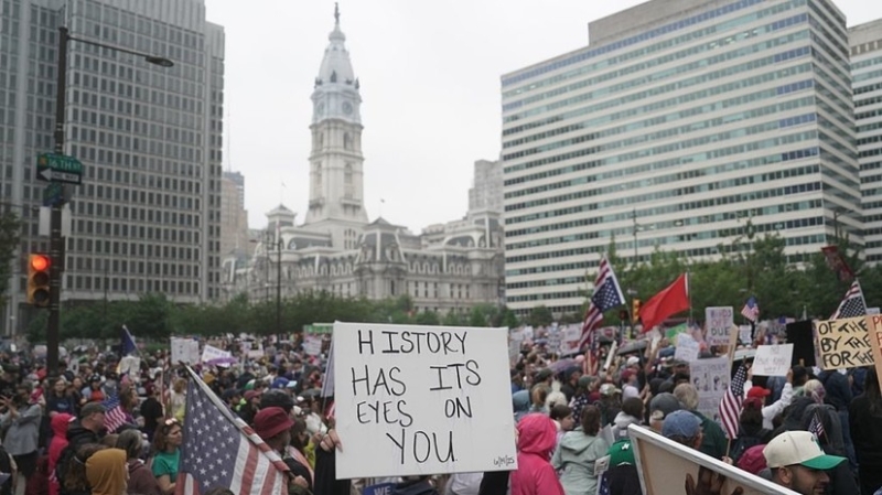 Около 14 тысяч человек участвуют в шествии против Трампа в Филадельфии