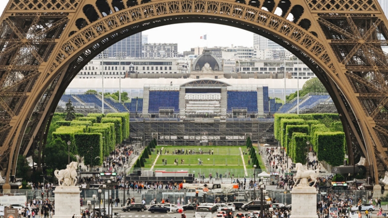 Около Эйфелевой башни нашли пять пустых гробов с флагами Франции