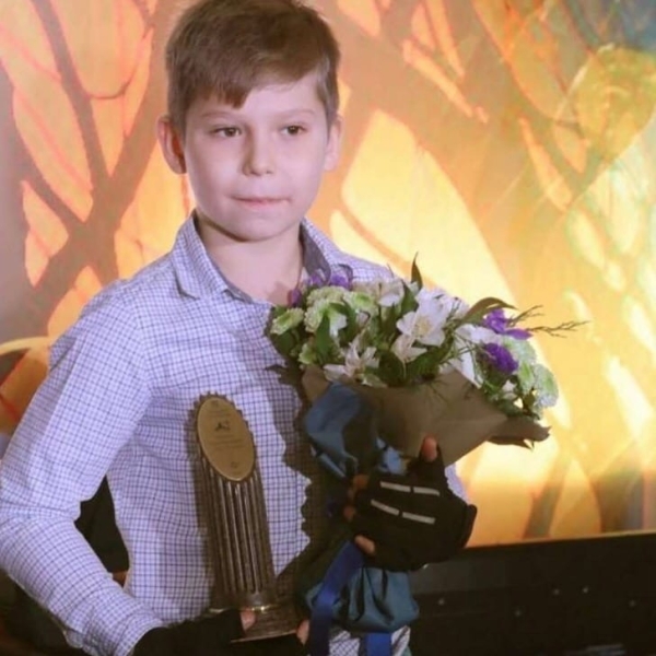 «Он так много сделал в жизни, чтобы воспрянуть духом»: мама мальчика с протезами — о вирусном ролике и обидчиках сына