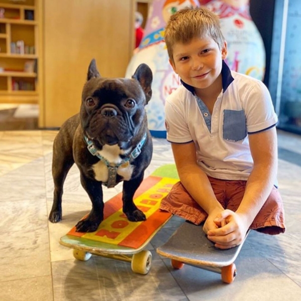 «Он так много сделал в жизни, чтобы воспрянуть духом»: мама мальчика с протезами — о вирусном ролике и обидчиках сына