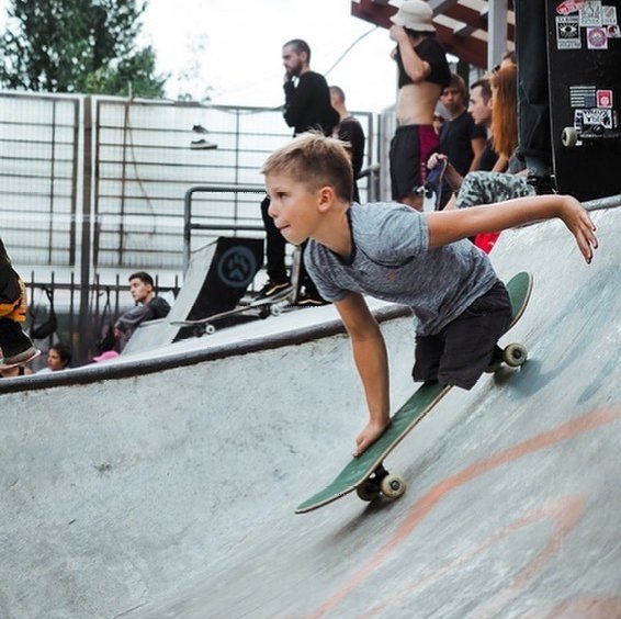 «Он так много сделал в жизни, чтобы воспрянуть духом»: мама мальчика с протезами — о вирусном ролике и обидчиках сына