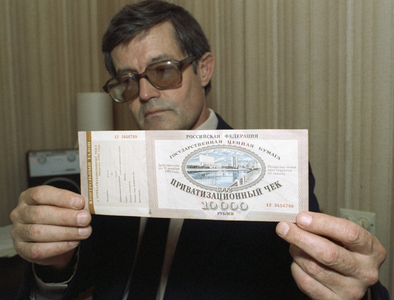 Отход от плана: 30 лет назад в России началась чековая приватизация